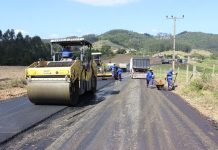 Estrada Geral da Serrinha recebe primeiro trecho de camada asfáltica