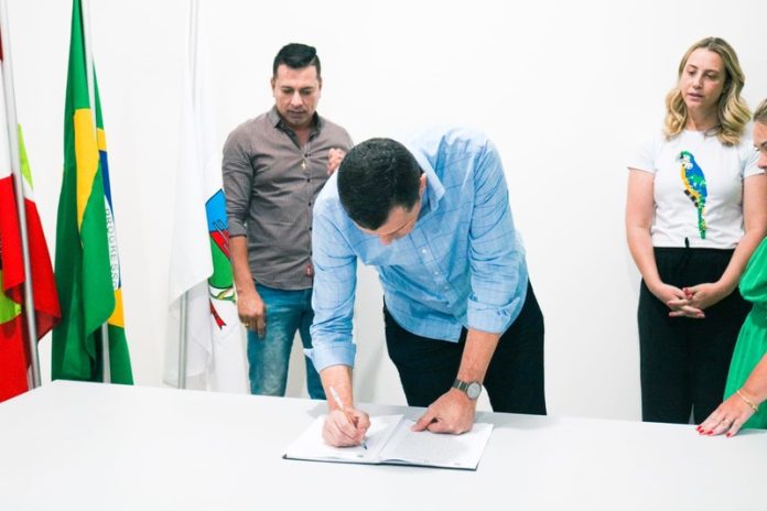 Prefeito Agenor Coral assinando documento_Foto Thiago Silva