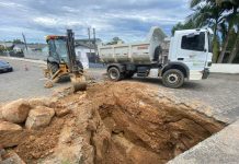 Secretaria de Infraestrutura realiza trabalho de drenagem na ponte do Cristo Rei
