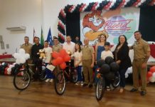 Alunos da rede municipal participam da formatura do Proerd