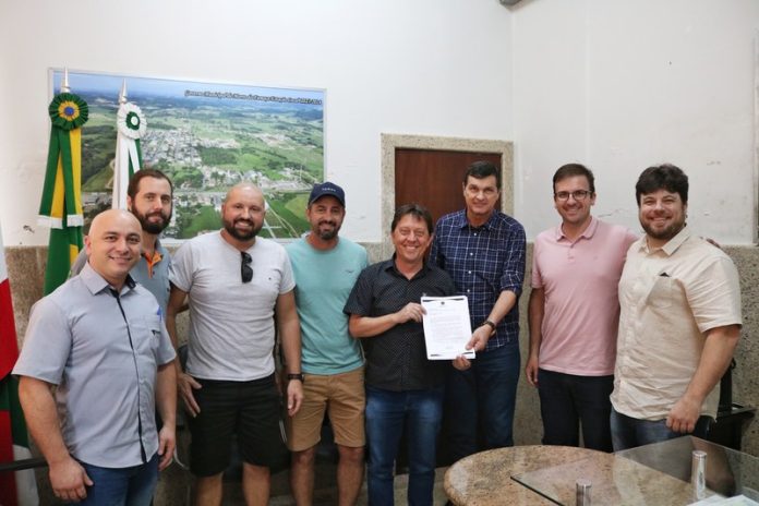 Assinatura da cessão de uso dos terrenos ao Sindicer_Foto Émerson Justo (2)