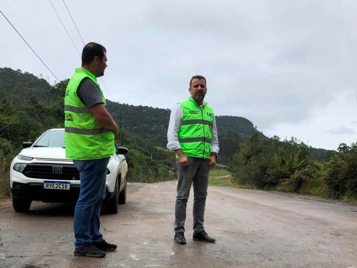 Secretário Jerry (D) e coordenador regional Thiago Costa durante visita à Serra do Corvo Branco