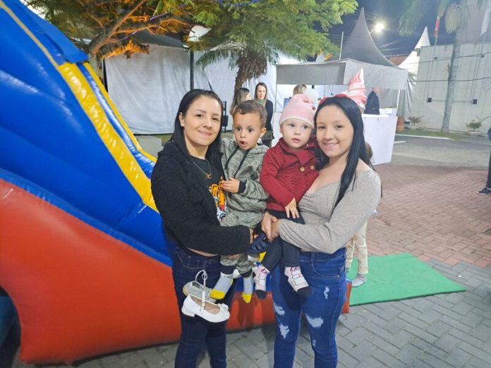 Irmãs Samara e Samanta aproveitaram a Maggiofest para levar os filhos - Foto Beatriz Coan