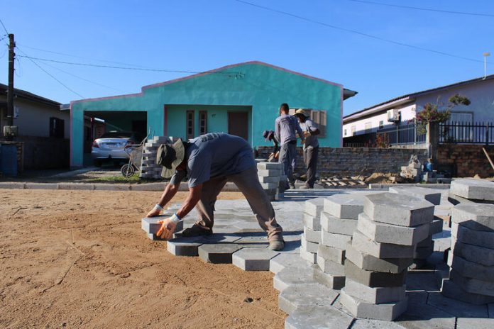 Ao todo, 20 ruas vão receber pavimentação com lajotas somente em 2023_Foto Émerson Justo
