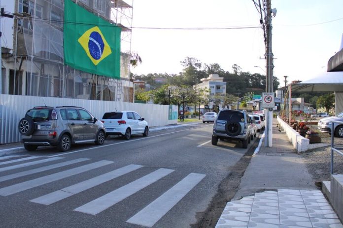Palco do evento foi montado ao lado da Prefeitura Municipal, na Rua XV de Novembro_Foto Émerson Justo_Easy-Resize.com