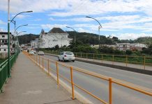 Ponte Adolfo Schlickmann, no centro de São Ludgero, será interditada para equipe da Cegero efetuar iluminação natalina