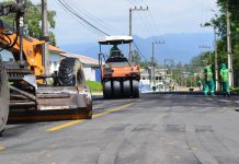 Rua em frente ao Escritório da CSN começa a receber camada asfáltica em Siderópolis