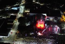 Papai Noel chega em moto em performance radical na abertura do Cocal Luz 2023