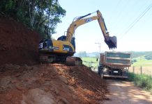 Trabalhos seguem para pavimentar mais um trecho da Estrada Geral Mar Grosso
