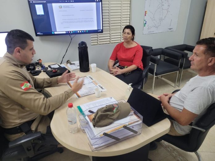 Vereadores com o comandante da PM de Forquilhinha