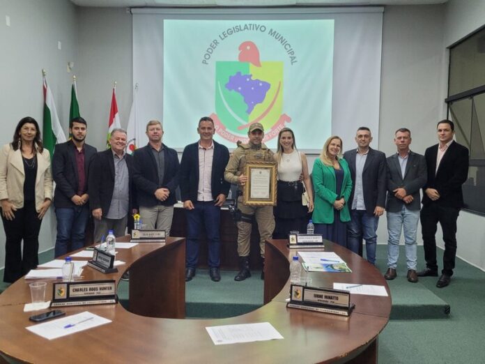 Cabo Lázaro recebe Moção de Aplauso em Forquilhinha