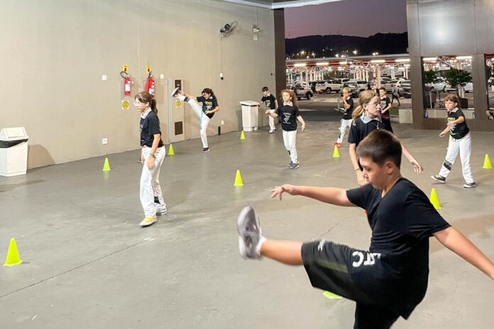 Criciúma Shopping - Aulas de Capoeira (Capa)