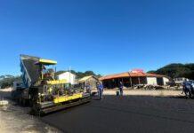 Via de acesso à Ponte Stélio Cascaes Boabaid recebe camada asfáltica