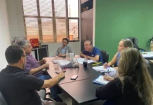 Prefeito José Claudio Gonçalves Reúne Equipe para Novos Rumos do Aeroporto Diomício Freitas