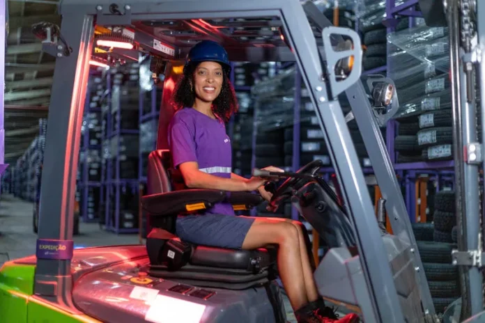 MULHERES-NAS-EMPILHADEIRAS--49-de-82-