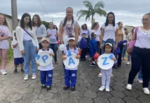 Caminhada da Paz mobiliza alunos no Balneário Rincão nesta quinta-feira