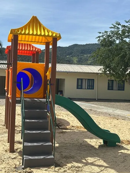 Escola Municipal Professor Ernesto César Mariot com parque infantil (2)
