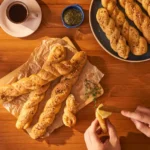 CLAYBOM—Palitinhos-de-pao-com-queijo-alho-e-oregano—Social_