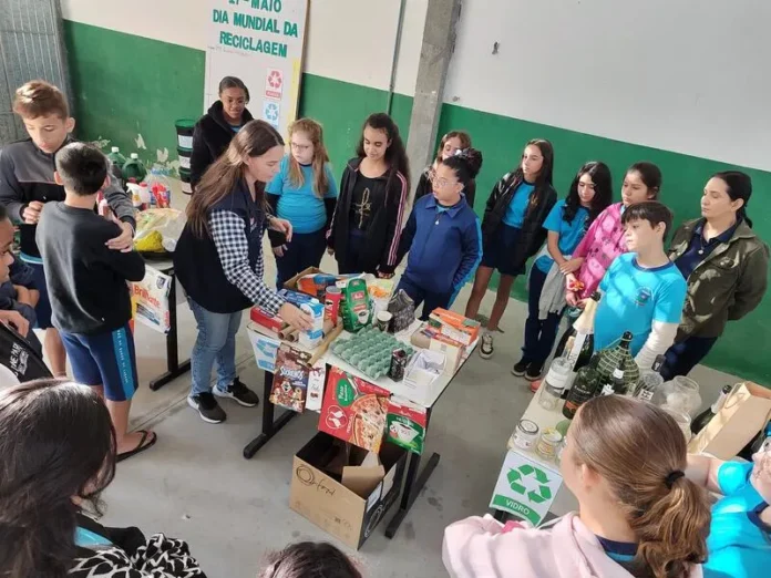 Fumaf - visita escolas no Centro de Triagem (1)_