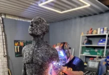 Farol Shopping recebe exposição em metal de Michel Torres Costa