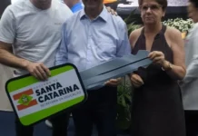 Prefeitura de Treze de Maio recebe novo ônibus escolar do Governo de Santa Catarina