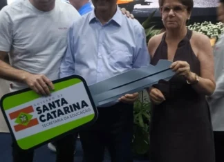 Prefeitura de Treze de Maio recebe novo ônibus escolar do Governo de Santa Catarina