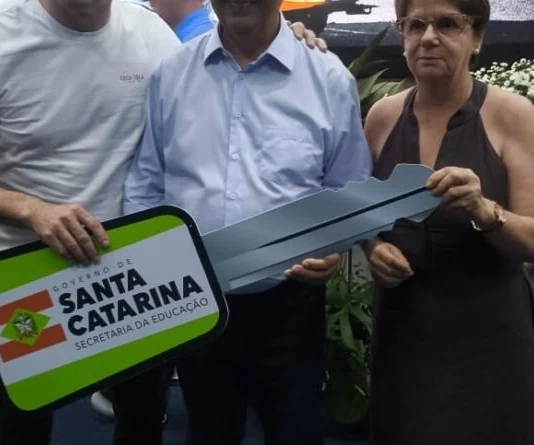 Prefeitura de Treze de Maio recebe novo ônibus escolar do Governo de Santa Catarina