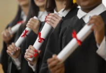 Graduação: O Caminho para o Sucesso Profissional e Financeiro no Brasil