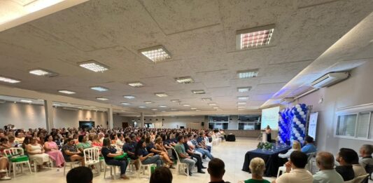 Rede Municipal de Içara abre ano letivo de 2026 com encontro de professores e palestra sobre saúde emocional