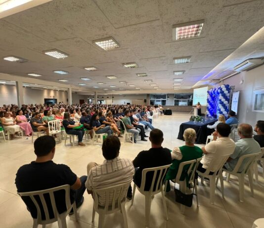 Rede Municipal de Içara abre ano letivo de 2026 com encontro de professores e palestra sobre saúde emocional