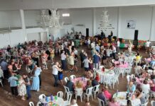 Prefeitura de Treze de Maio realiza primeiro Baile da Terceira Idade de 2026 com tema Carnaval e reúne 420 idosos