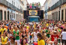 Carnaval Seguro: Dicas de Hidratação, Alimentação e Segurança Digital
