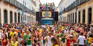 Carnaval Seguro: Dicas de Hidratação, Alimentação e Segurança Digital