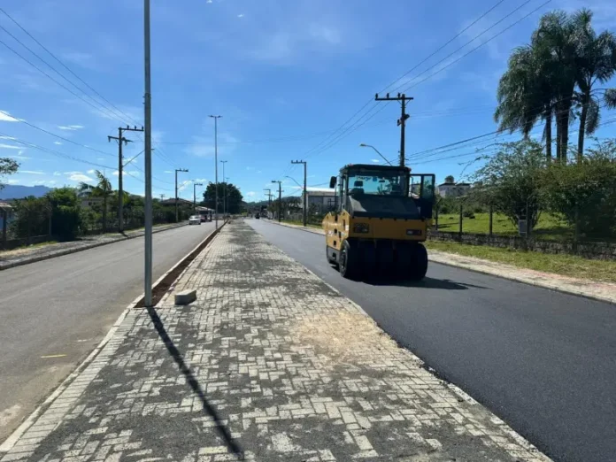 Revitalizacao-da-Avenida-Porfirio-Feltrin-avanca-com-aplicacao-de-nova-camada-asfaltica-2-ycHBWk.tmp_