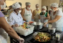 Mulheres do Balneário Rincão participam de curso de culinária