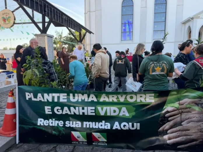 S__bado_Especial_garante_seis_ado____es__distribui_300_mudas_e_re__ne_cerca_de_60_c__es_em_Cocal_do_Sul_4.jpeg