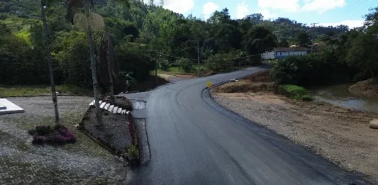 Pavimentação da Estrada Geral de Rio Pinheiros Baixo avança para fase final em Orleans
