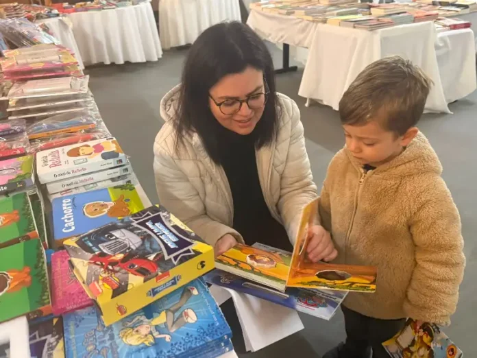 Cocal_do_Sul_recebe_mais_de_mil_visitantes_por_dia_na_Feira_do_Livro.jpeg