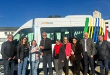 Governo de Cocal do Sul entrega nova van para reforçar transporte da Apae