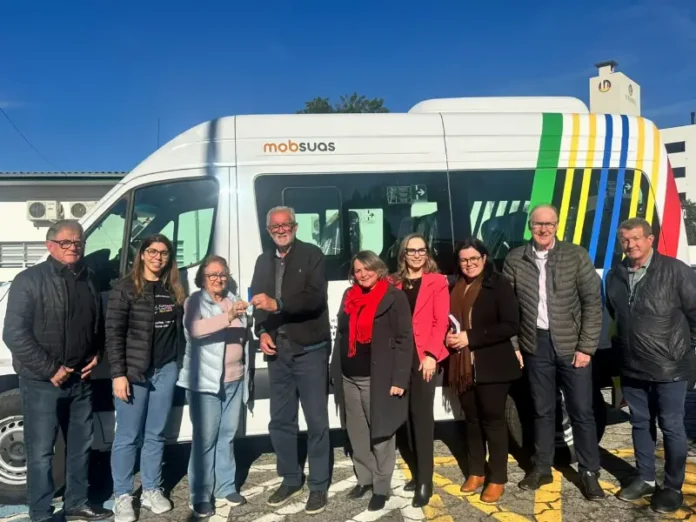 Governo_de_Cocal_do_Sul_entrega_nova_van_para_refor__ar_transporte_da_Apae.jpeg