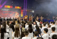 Em noite de emoção, 320 estudantes se formam no Proerd em Morro da Fumaça