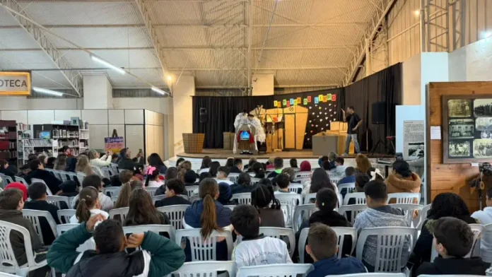 Mais_de_5_mil_pessoas_prestigiaram_a_11___Feira_do_Livro_de_Cocal_do_Sul2.jpeg
