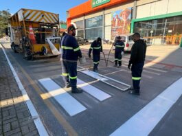 Prefeitura de Treze de Maio inicia revitalização da sinalização horizontal no centro do município