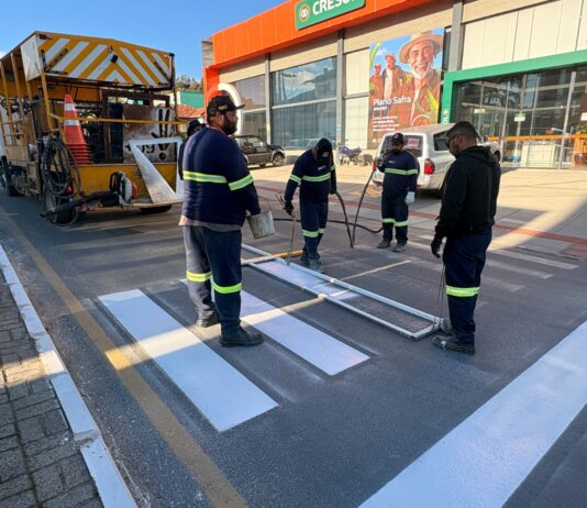 Prefeitura de Treze de Maio inicia revitalização da sinalização horizontal no centro do município