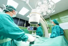 Paciente será indenizado após sair de hospital com fragmento de madeira alojado na perna
